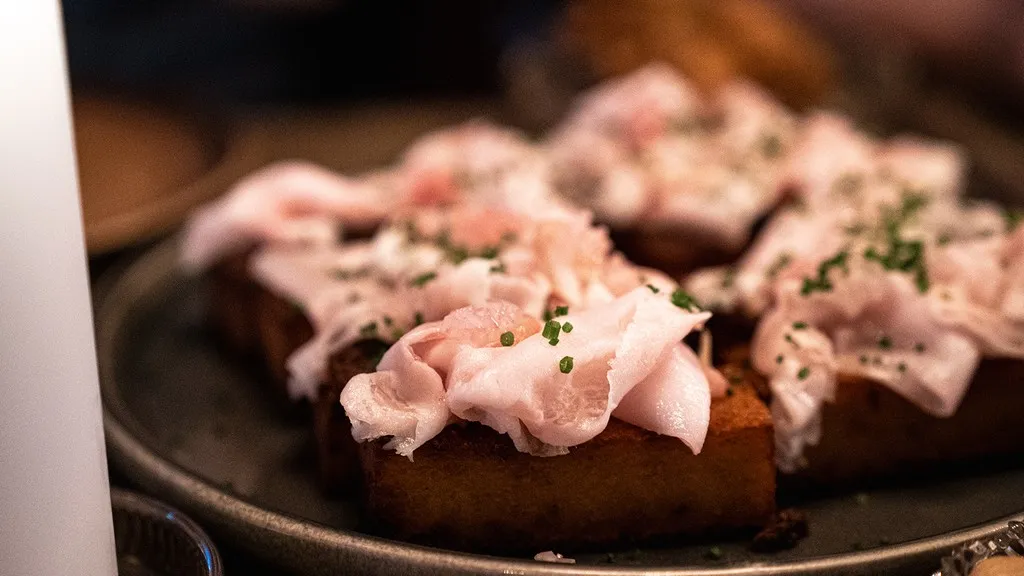 Lufsa, öländsk potatispannkaka toppad med lardo, en av rätterna på Oss Emellan