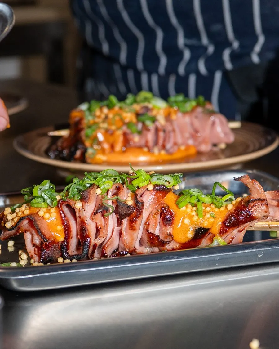 Grillad mortadella med piri piri-sås och puffat ris på bricka