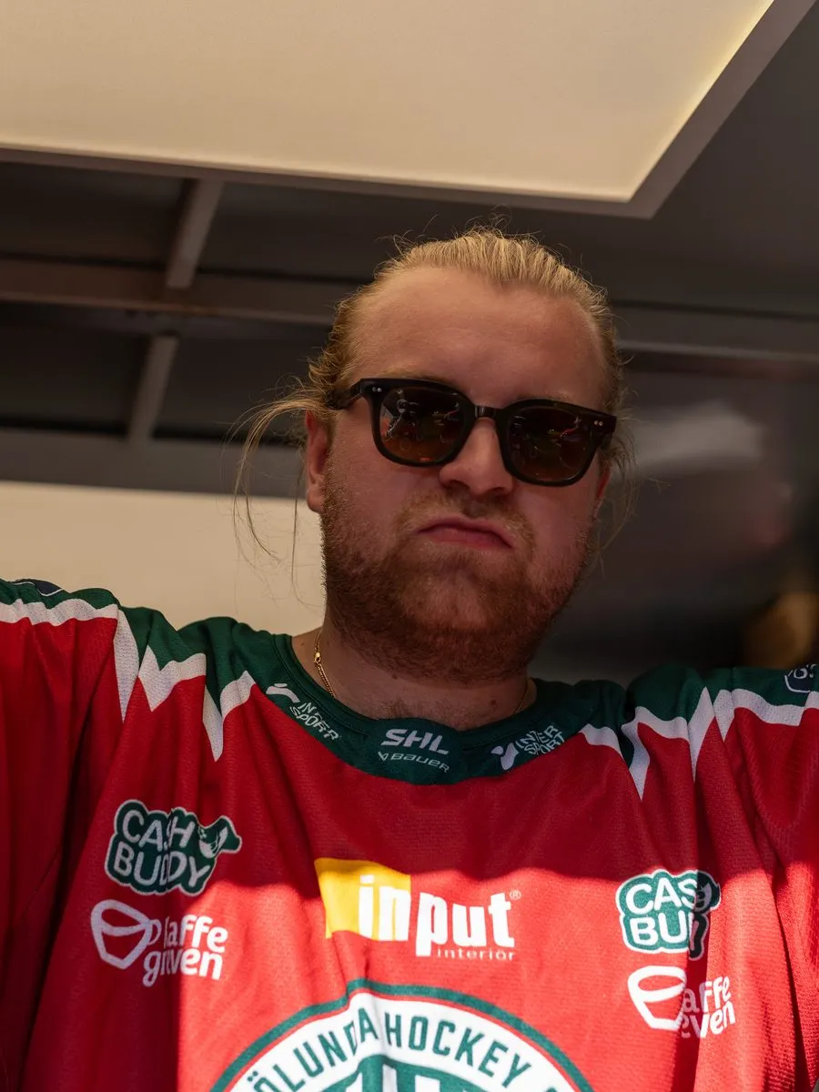 Amandus i Frölundatröja i foodtrucken
