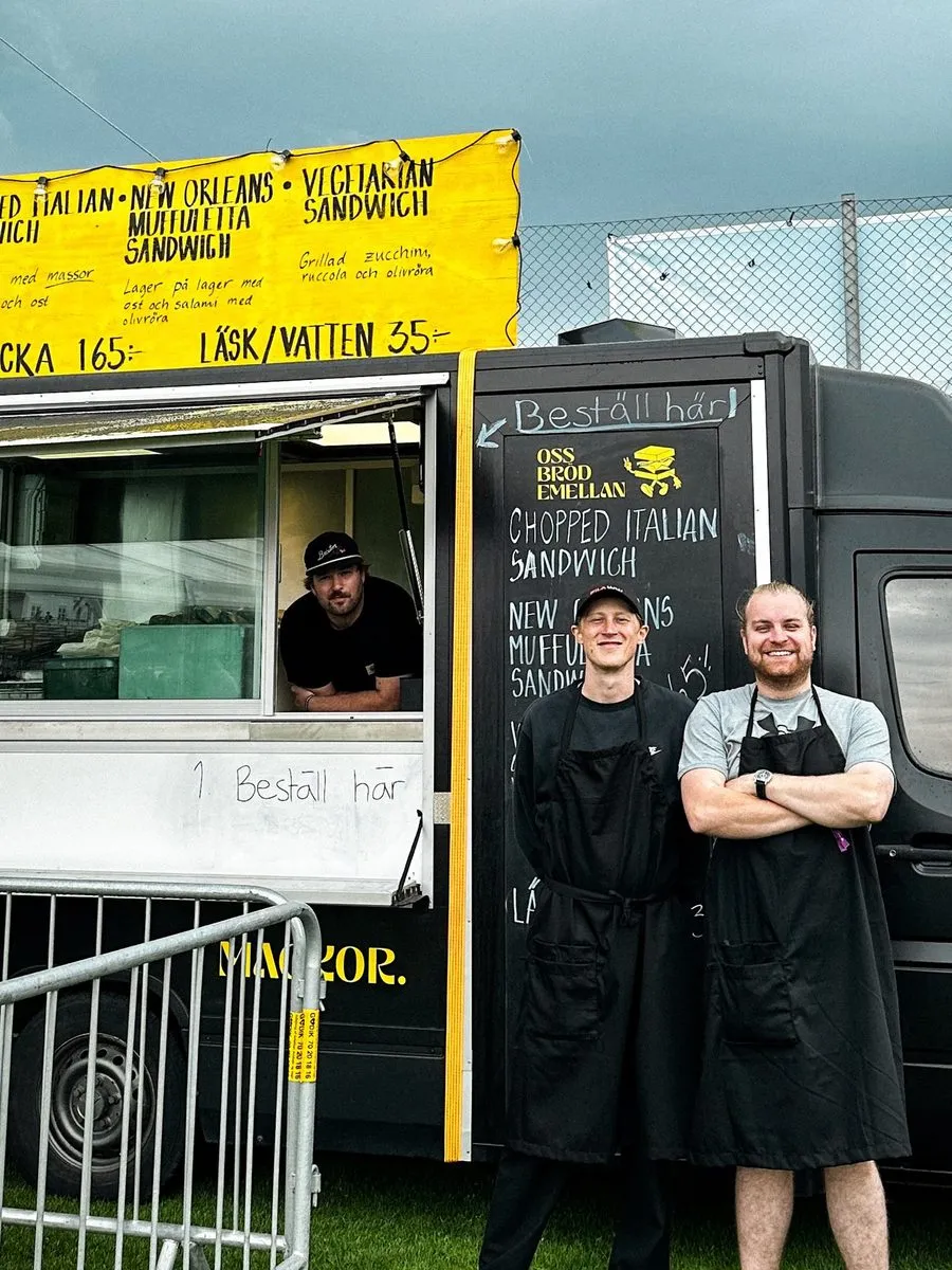 Foodtrucken på Amaze-festivalen med menyskylten uppe