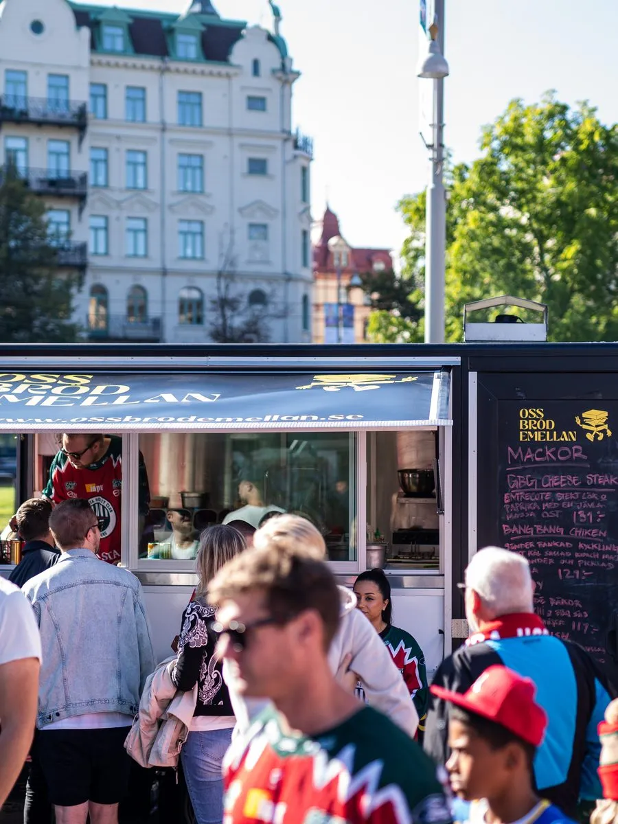 Foodtrucken utanför en Frölundamatch med kö av supportrar
