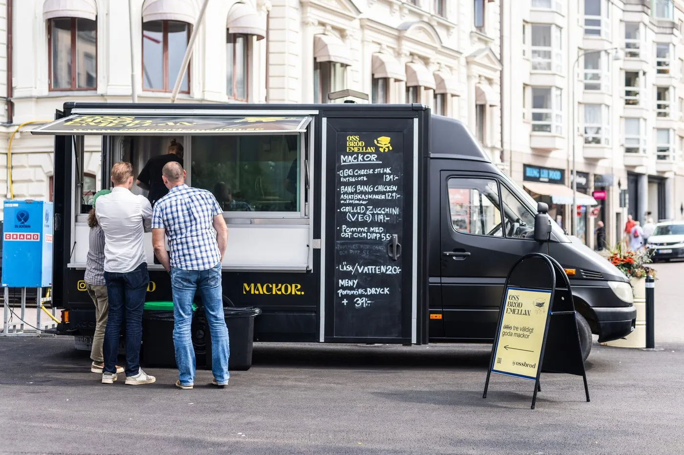 Foodtrucken Oss bröd emellan på Grönsakstorget med gäster vid luckan